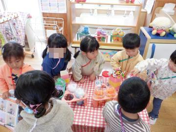 ジュース屋さんをする幼児