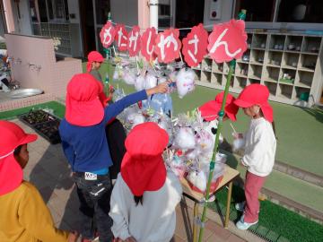 わたがし屋さんをする幼児