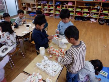 おすし屋さんをする幼児