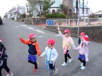 園外保育に行く幼児