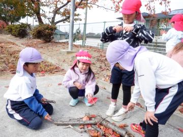 自然物で遊ぶ幼児