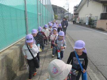 ふれあい給食にいく幼児