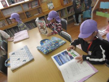 図書室で絵本を読む幼児