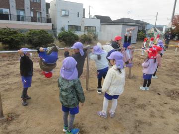 鉄棒で遊ぶ幼児