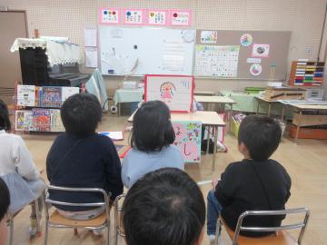 お話屋さんをする幼児