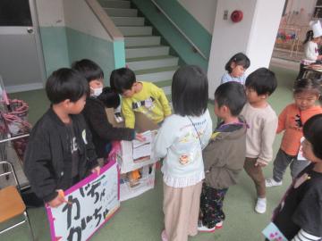 ガチャガチャをする幼児