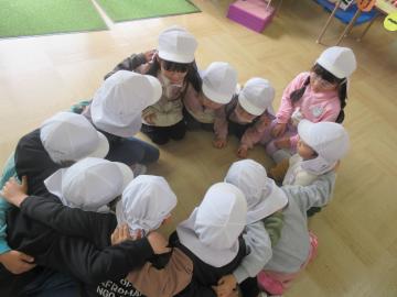 作戦会議をする幼児