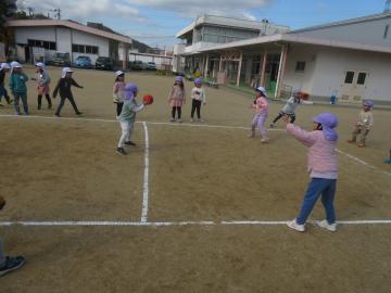 ドッヂボールをする幼児