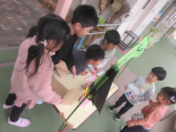 文房具屋さんをする幼児