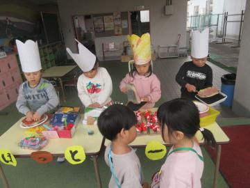 ホットケーキ屋さんをする幼児