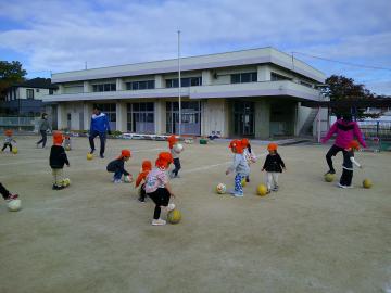 ボールを足で止めている様子