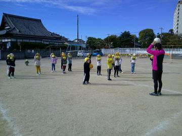 一瞬手を放して、落ちないようにまたボールをつかむゲームをしている様子