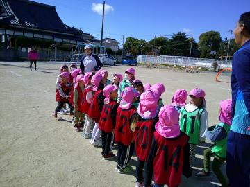 試合開始と終了の挨拶をしている様子