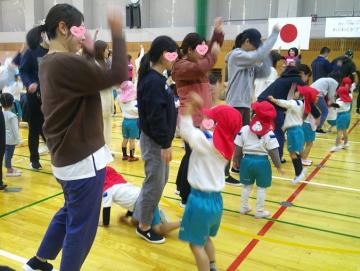 室内で親子で手を合わせて楽しんでいる様子