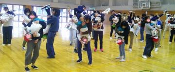 室内で逆さに持ち上げてゾウさんの鼻になる園児たちの様子