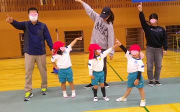 室内でポーズをとり、「この地球の続きを」の曲に合わせて踊っている参加者の様子