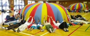 室内でパラバルーン演技に取り組む参加者の様子