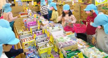 お店でお買い物をする園児たちの様子