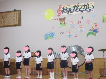 音楽会で歌を歌っているところ