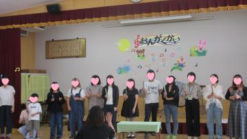 保護者がトーンチャイムを演奏しているところ