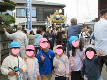 屋台と一緒に写真を撮っている様子