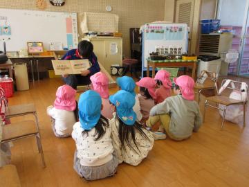 絵本を読んでもらっている様子