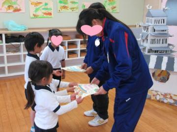 プレゼントを渡している様子