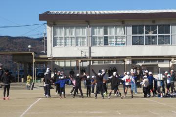 6年生と1年生が準備運動をしている様子
