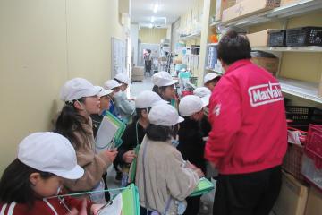 バックヤードでお店の方から説明を受けている様子