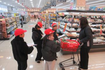 3年生がお客様にインタビューをしている様子