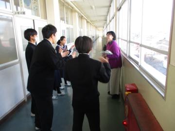 国語の文法を学ぶ生徒の様子