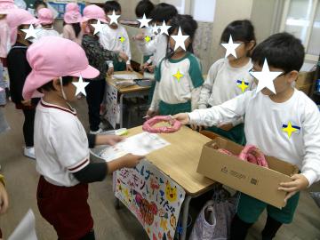 5歳児が小学校のおもちゃランドにいっているところ