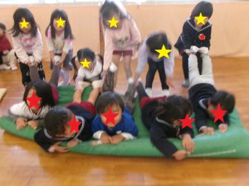 4歳児が芋堀りごっこをしているところ