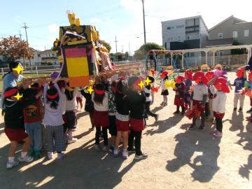 4歳児がお神輿を担いで披露しているところ