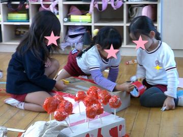 5歳児はりんご飴をつくっているところ