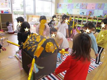 4歳児がお神輿をつくっているところ