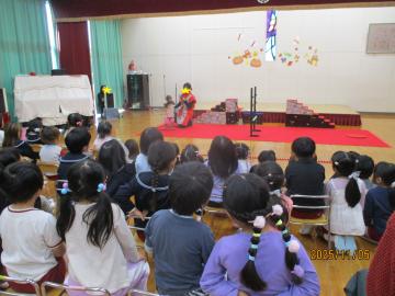 幼稚園児が猿回しを見ているところ