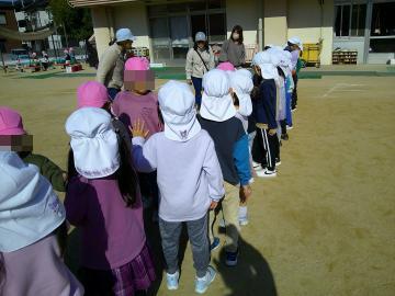 タッチをしてお別れをしている様子