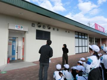 近隣のドラッグストアの身体障害者用トイレについて説明を受けているところ