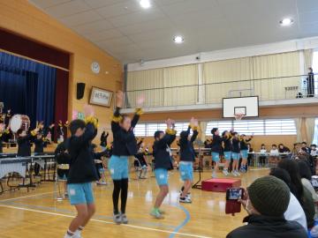 4年生合奏の前に出て数名の生徒がダンスをしている