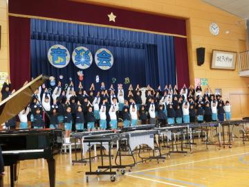 2年生の合唱でロケット発射のポーズ