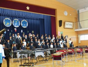 5年生が体育館の壇上に整列して合唱をしている