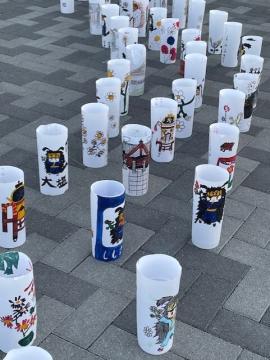 児童が描いた灯籠が並べられているところ