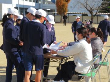 記録を報告する6年生その1