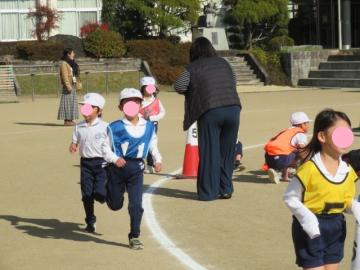 応援をうけて走る1年生