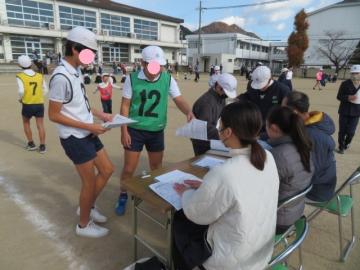 記録を報告する6年生その2