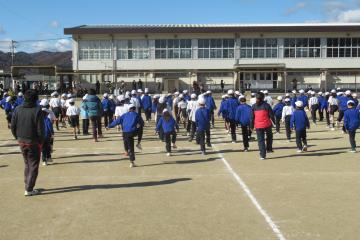 2年生と4年生が準備運動をしている様子