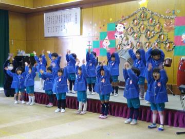 遊戯室内でちゅうりっぷ組の幼児が歌っている様子