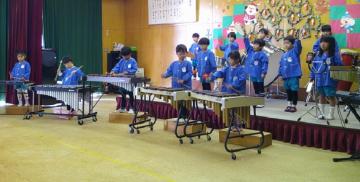 遊戯室内でゆり組の幼児が合奏している様子