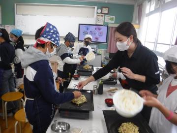 スタッフから焼き方を学ぶ児童たちの様子